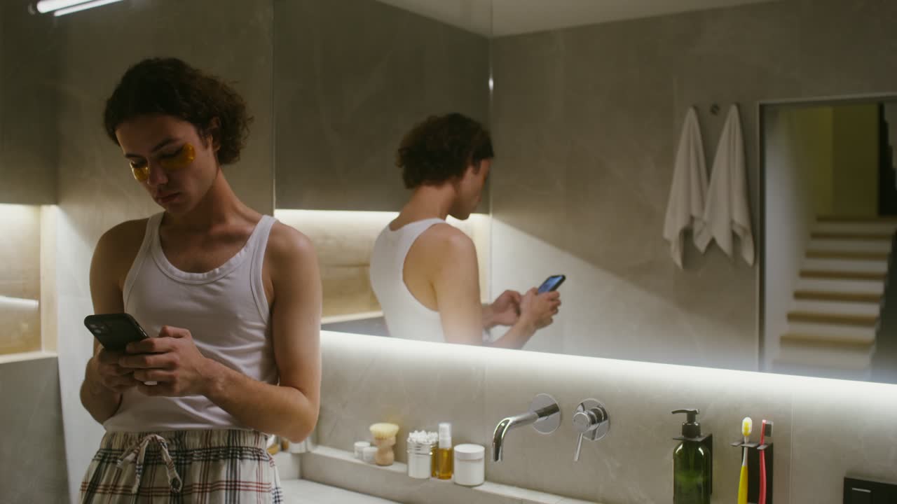 hombre usando el teléfono en el baño