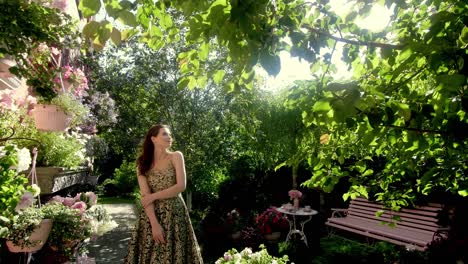 mujer en un jardín