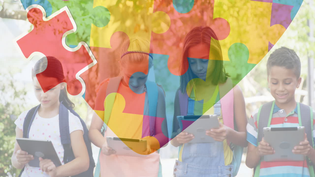animación de coloridas piezas de rompecabezas y corazones sobre los amigos de los niños utilizando dispositivos electrónicos