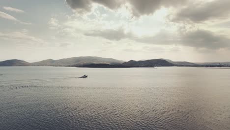 Barco-En-El-Mar-Con-Nubes-Intensas,-Volos,-Grecia