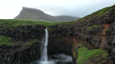 Moosige-Klippe-Mit-Wasserfall-In-Der-Nähe-Des-Meeres