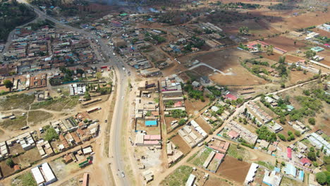 Impresionante-Antena-De-Una-Ciudad-Ocupada-En-La-Zona-Rural-De-Kenia