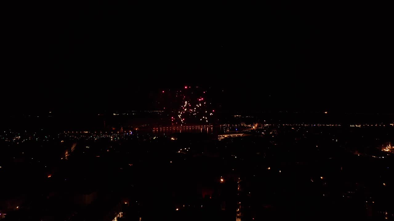 los fuegos artificiales iluminan el cielo nocturno sobre venecia durante la celebración del carnaval, toma amplia