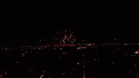 los fuegos artificiales iluminan el cielo nocturno sobre venecia durante la celebración del carnaval, toma amplia