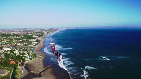 Cometa-Janggan-Con-Cola-Larga-Y-Fluida-Volando-Muy-Por-Encima-De-La-Costa-Del-Mar-De-Bali