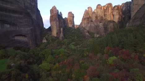 Hermosa-Antena-Ascendente-Sobre-Las-Formaciones-Rocosas-De-Meteora-Grecia