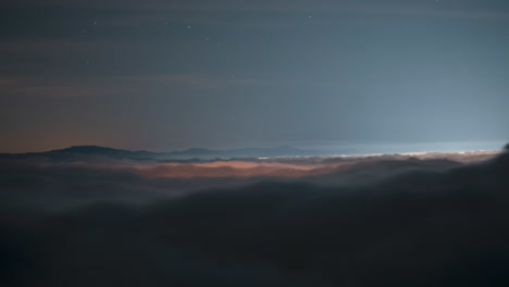 Colinas-Brumosas-Bajo-Un-Cielo-Estrellado-Al-Atardecer,-Paisaje-Tranquilo-Y-Etéreo,-Timelapse