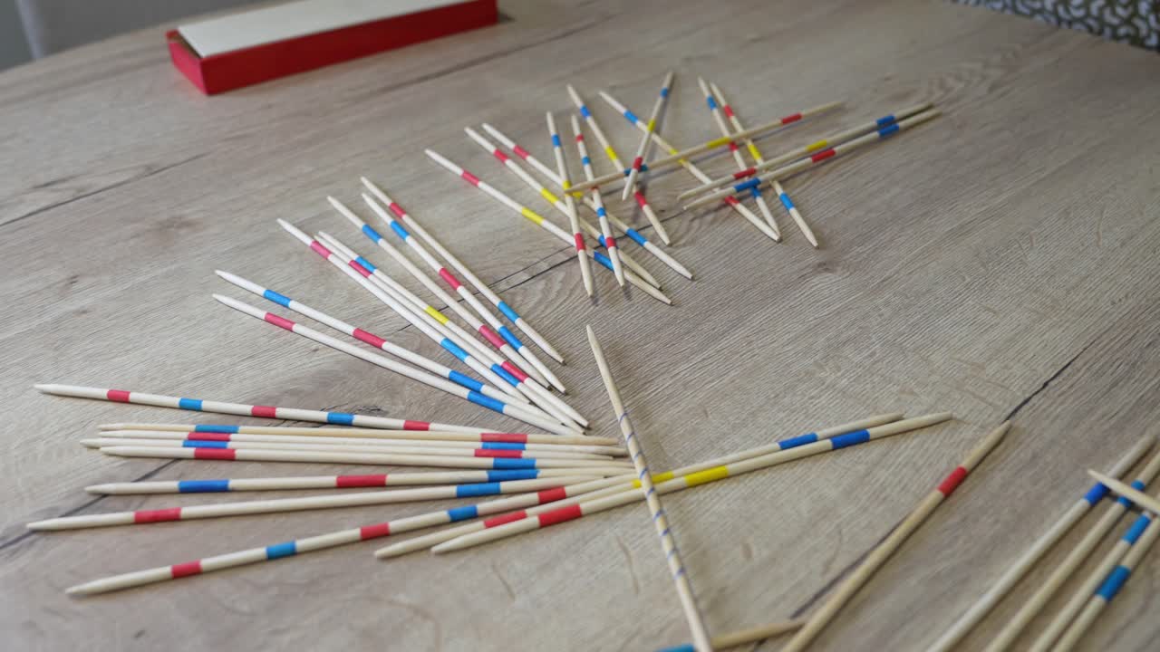 Gioco dello shangai con donna che gioca