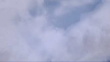 animación del cielo lleno de nubes en movimiento
