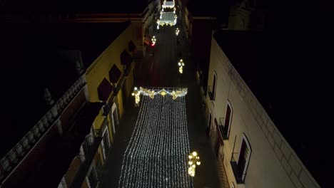 imágenes de drones que muestran la arquitectura y las decoraciones de luces navideñas de las calles