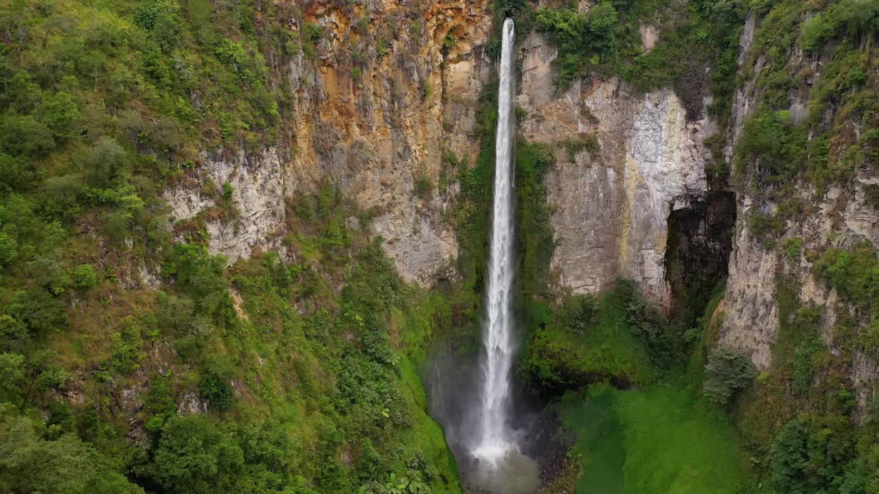 vista aérea cinematográfica volando más cerca de la majestuosa cascada sipiso piso en el norte de sumatra, indonesia