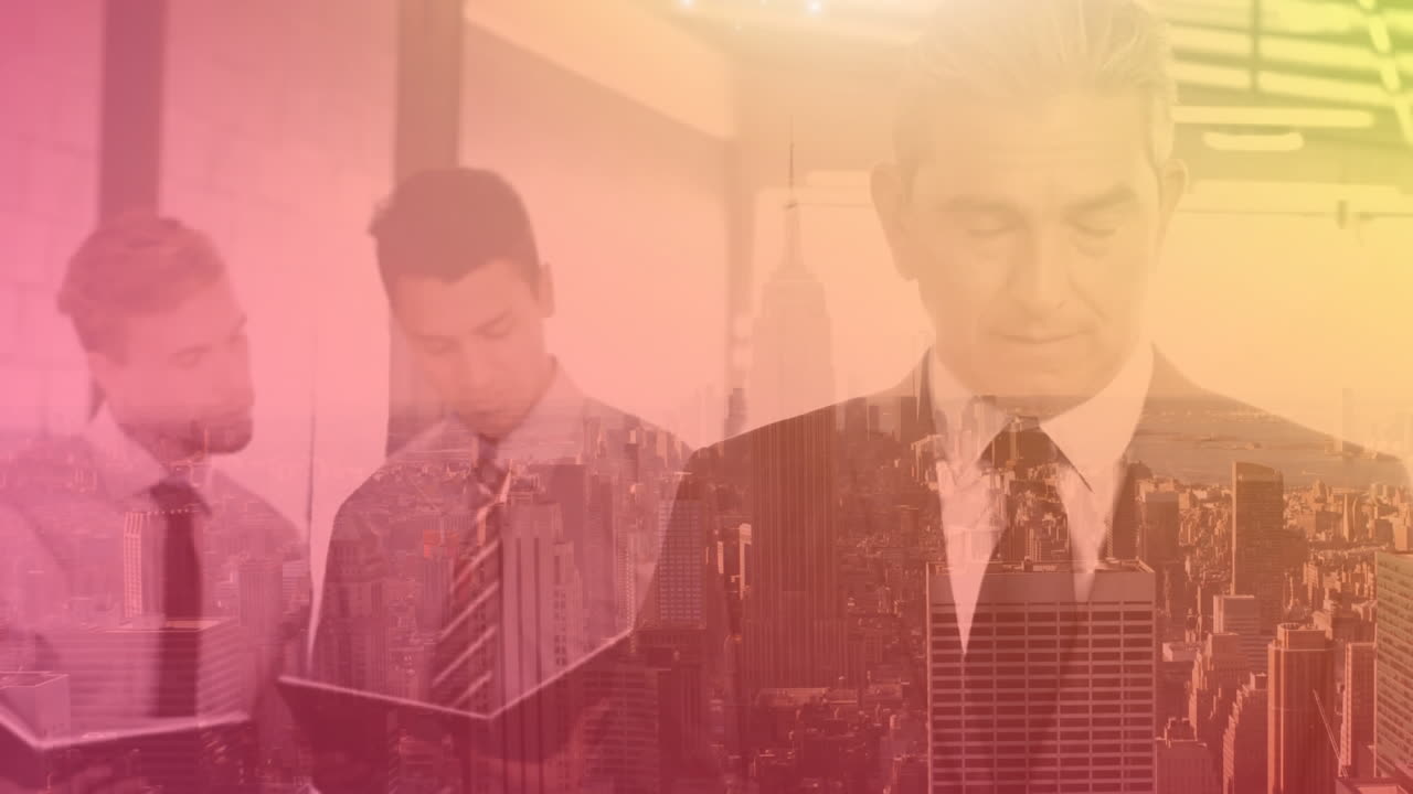 도시 풍경 위에서 노란색에서 분홍색 색조로 함께 일하는 사업가들의 애니메이션