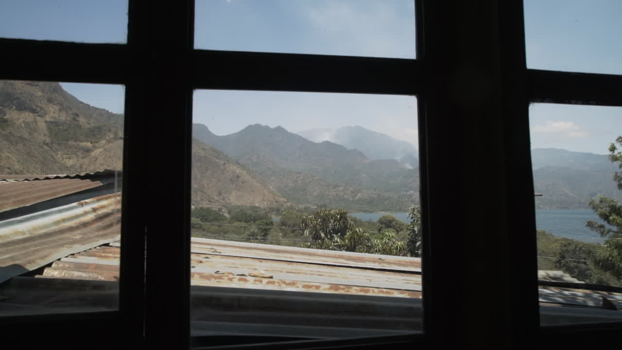 fotografía a cámara lenta de las montañas de guatemala en un día despejado y brillante