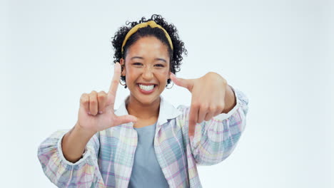 Gesicht,-Augenzwinkern-Und-Fingerrahmen-Einer-Frau-Im-Studio