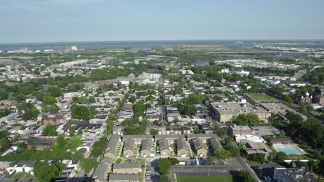 Vista-Aérea-De-Un-Barrio,-En-Wilmington,-Soleado,-Día-De-Verano,-En-Delaware,-Estados-Unidos