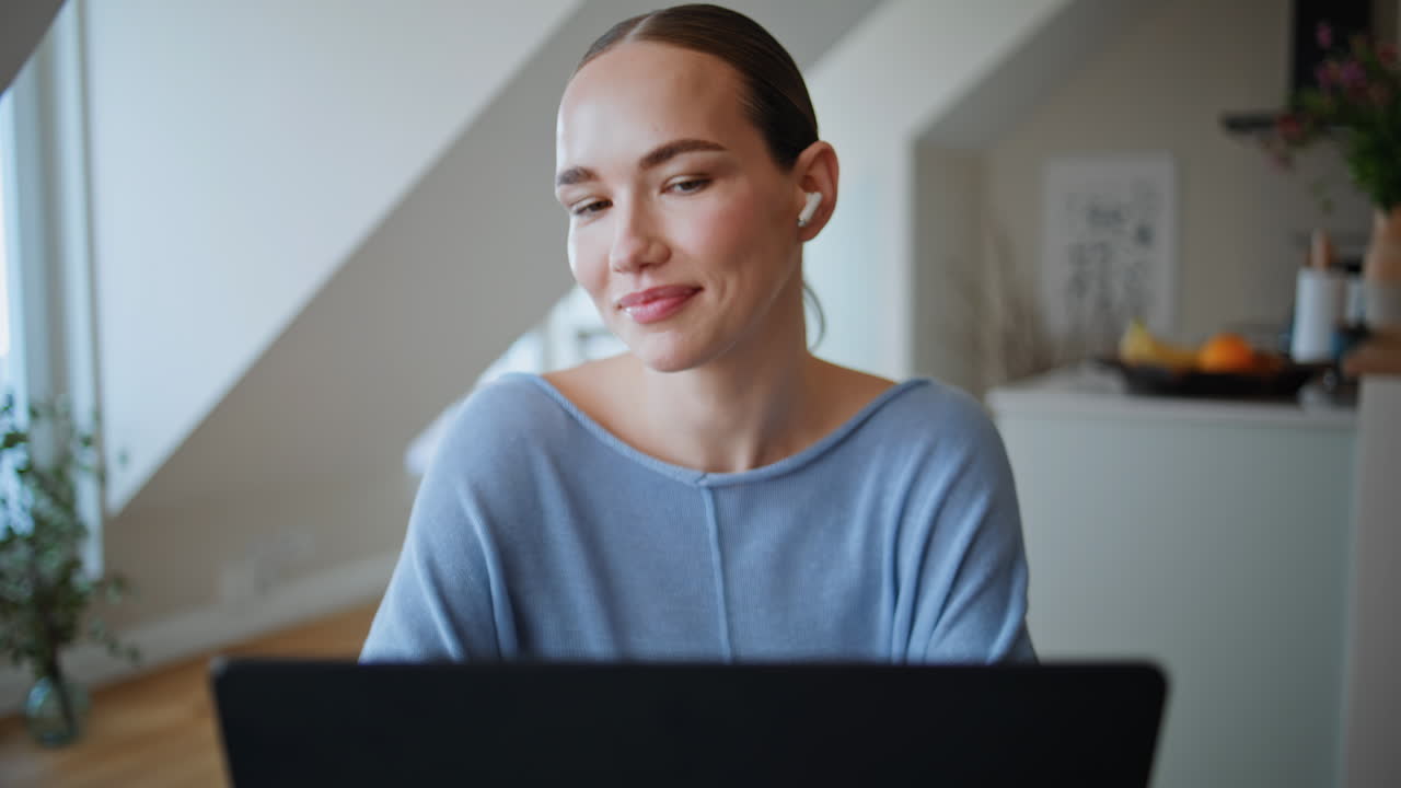 Primo piano di un manager che conduce un colloquio online tramite videochiamata da un portatile nel soggiorno