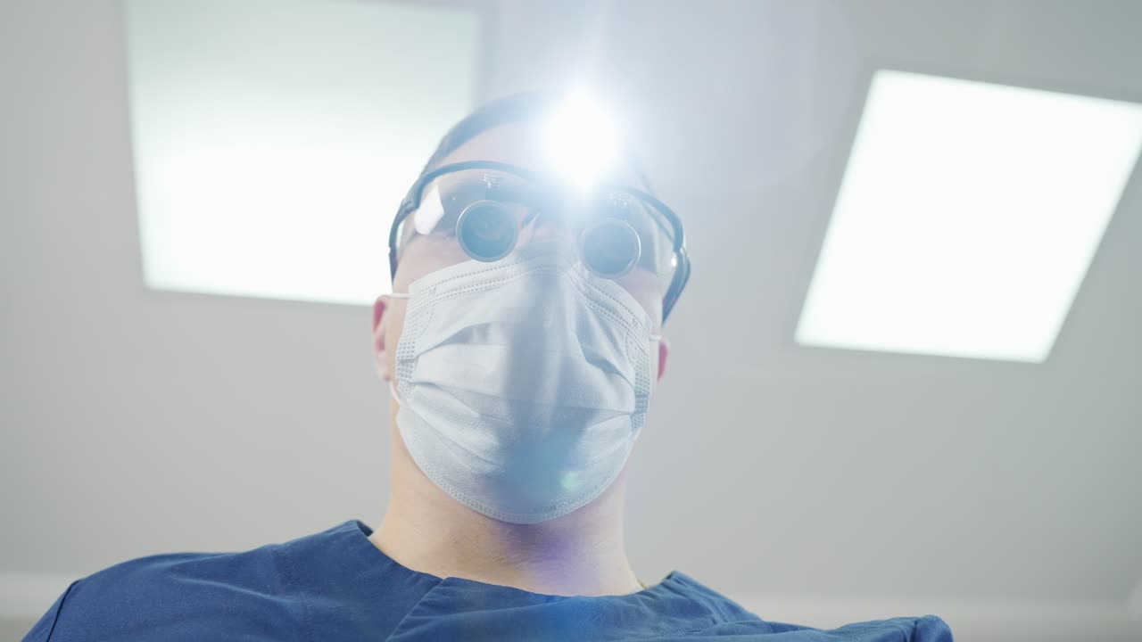 치과 의사가 환자를 검사하고 있습니다.