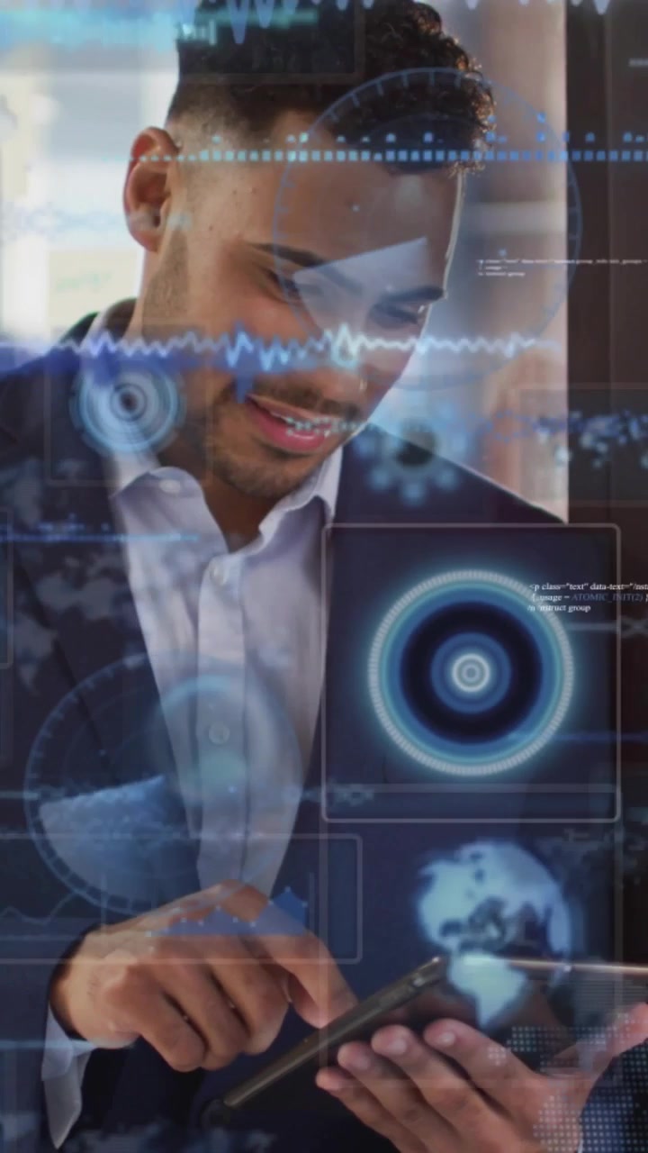 Video verticale: Uomo che tocca un tablet vicino alla finestra, evocando HUD aziendali olografici e analizzando dati.