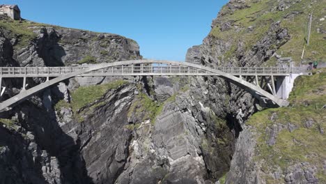 volando bajo el puente de mizen 4k imágenes de drones cinematográficos - co
