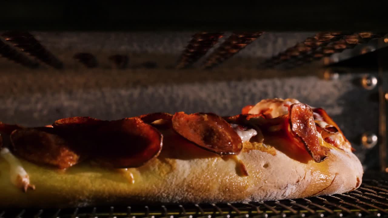 오븐에서 페페로니 피자를 구워