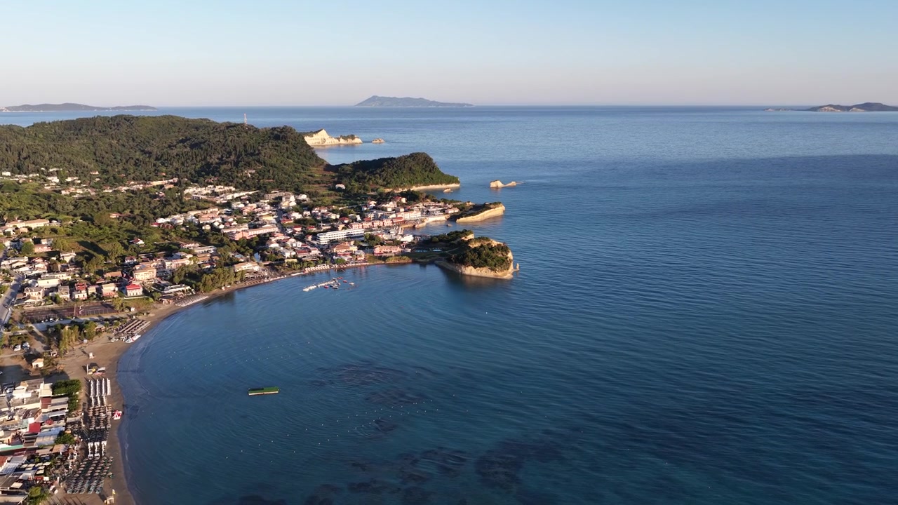 Vista panorámica aérea de la costa de Sidari con impresionantes acantilados de arenisca, mar azul y paisaje verde en la isla de Corfú Norte, Grecia.