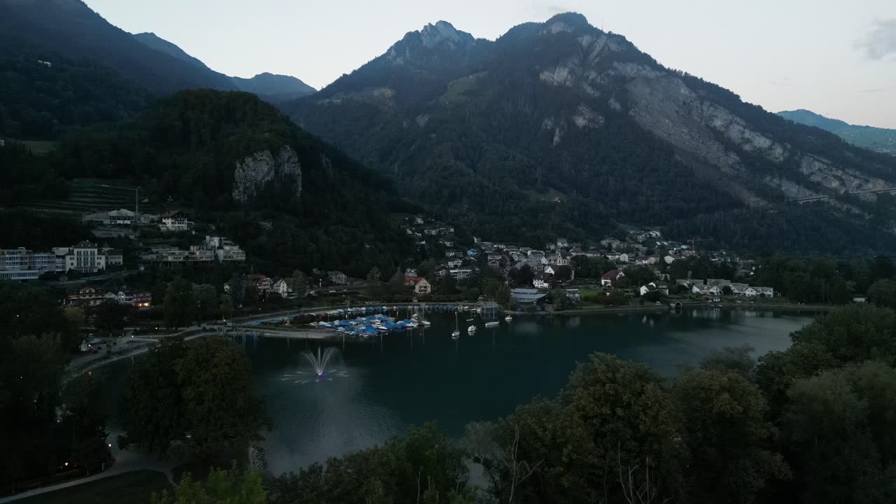 vista aérea de los grandes lagos de suiza situados en el valle rodeado de montañas