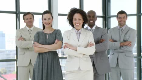 mujer de negocios uniéndose a su equipo de negocios