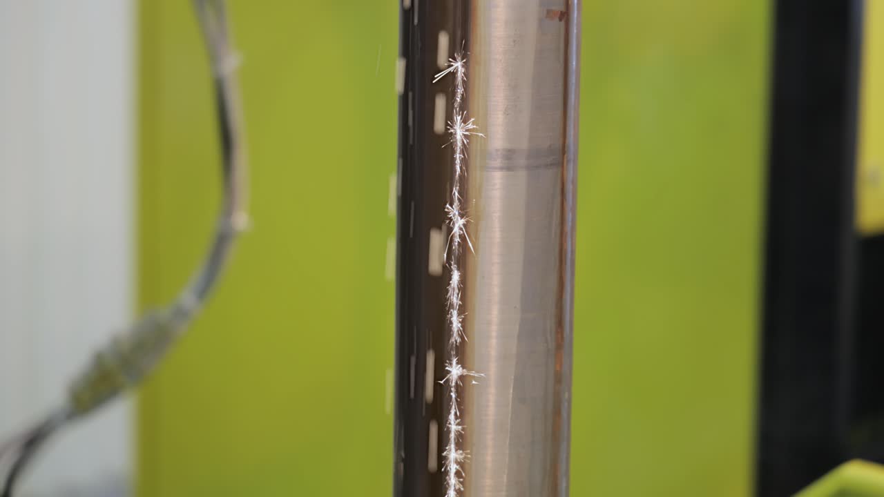 ⁇ 플 작업 조각을 자르는 동안 edm cnc 기계. 금속을 자르는 현대 가공 기술 산업 세부 사항을 만드는.