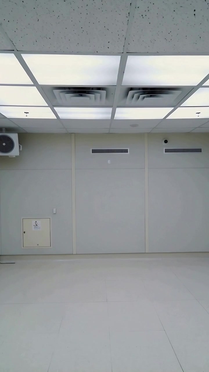 Video verticale: Inizio registrazione, telecamera che si inclina verso l'alto per inquadrare parete e soffitto