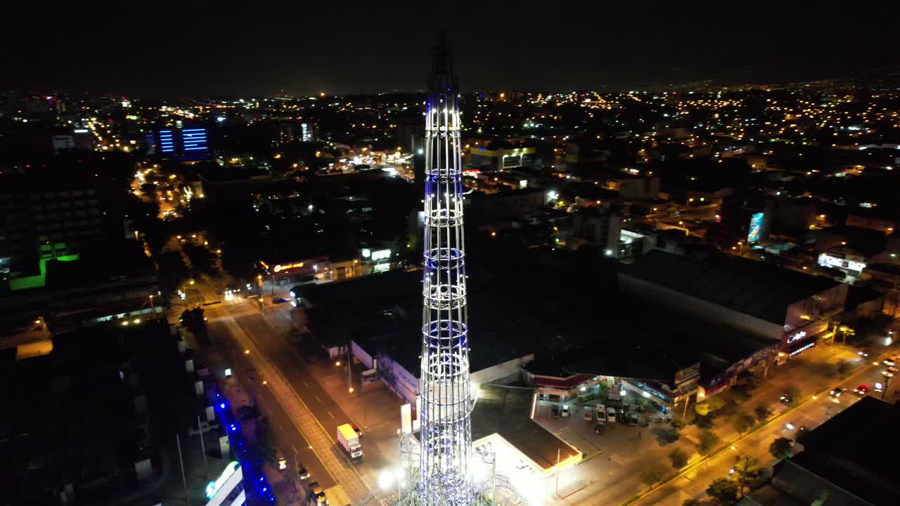 un impresionante video de drones que rodea la impresionante torre del reformador en guatemala, que ofrece una vista de 360 grados de la obra maestra arquitectónica y el paisaje urbano circundante