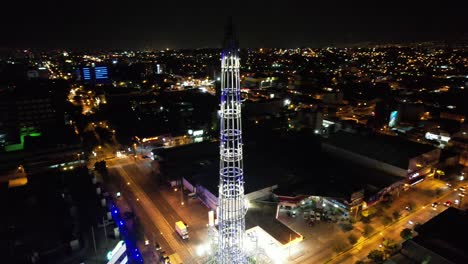 Un-Impresionante-Video-De-Drones-Que-Rodea-La-Impresionante-Torre-Del-Reformador-En-Guatemala,-Que-Ofrece-Una-Vista-De-360-Grados-De-La-Obra-Maestra-Arquitectónica-Y-El-Paisaje-Urbano-Circundante