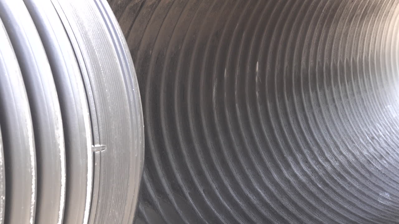 Concave and convex surfaces of corrugated drainage tubes