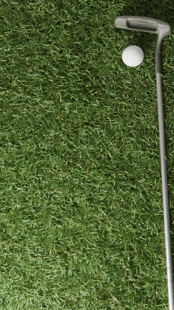 Video verticale di pallina da golf e mazza sull'erba, spazio per il testo, slow motion