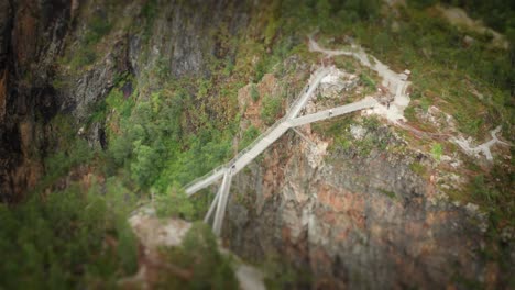 Un-Video-De-Cambio-De-Inclinación-De-La-Nueva-Plataforma-De-Observación-En-La-Cascada-Voringfoseen