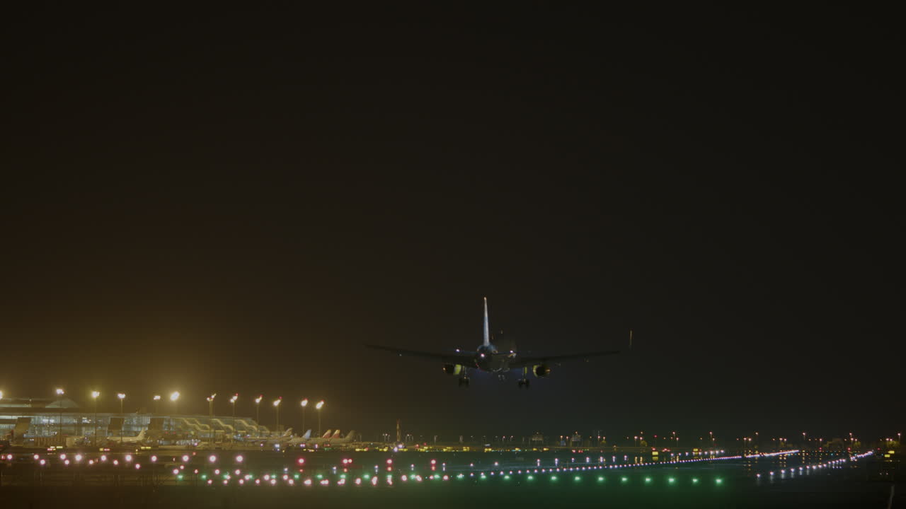 aterrizaje nocturno en el aeropuerto