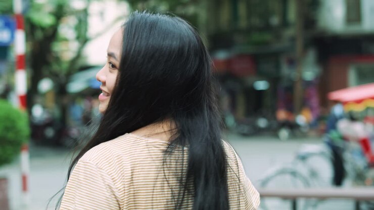 Riprese a mano libera di una bella donna vietnamita in una strada della città