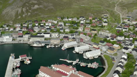 umlaufende aufnahme über der norwegischen stadt honningsvåg