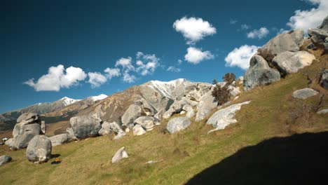 Flüssige-Aufnahmen-Von-Großen-Felsbrocken-Und-Felsen