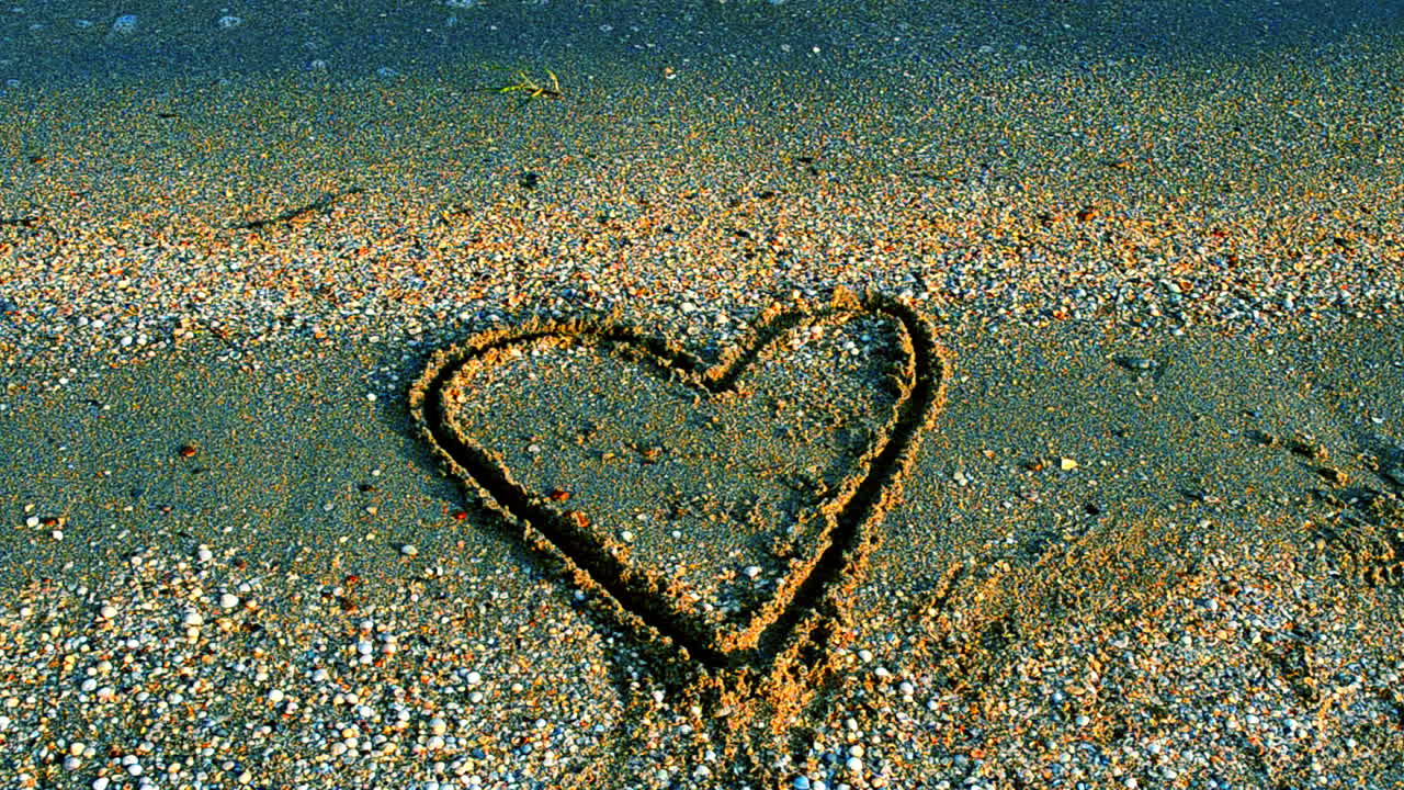 Cuore sulla sabbia. Riprese sulla spiaggia. Riprese sulla spiaggia