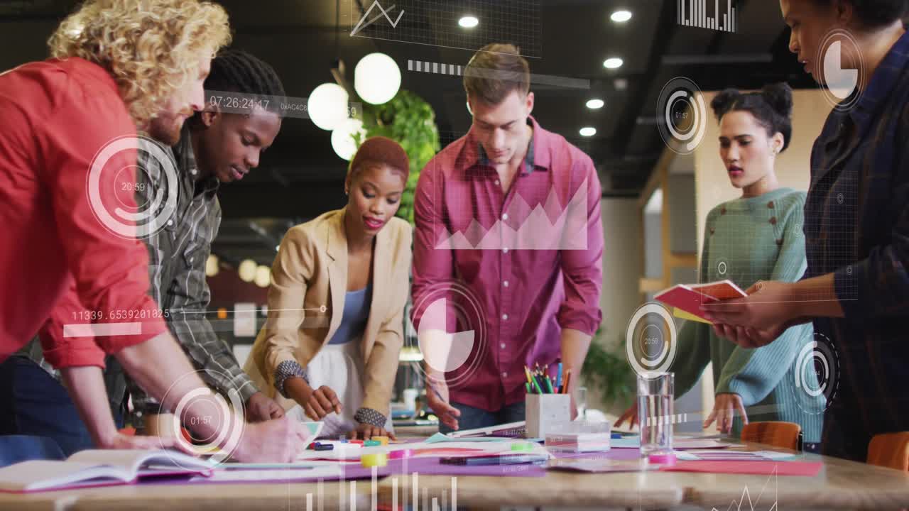 다양한 동료들이 사무실에서 함께 토론하는 팀에서 통계 데이터 처리의 애니메이션