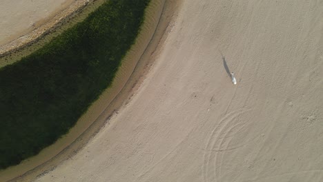 Drohnenkamera-Nahaufnahme-Des-Mondsees-Und-Des-Arabischen-Oryx-In-Dubai,-Der-Mondförmige-See-Liegt-Mitten-In-Der-Wüste-Al-Qudra,-Umgeben-Von-Goldenen-Sanddünen-In-Den-Vereinigten-Arabischen-Emiraten