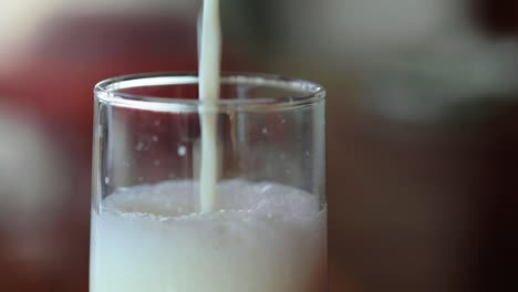 la leche se vierte en un vaso, toma de primer plano