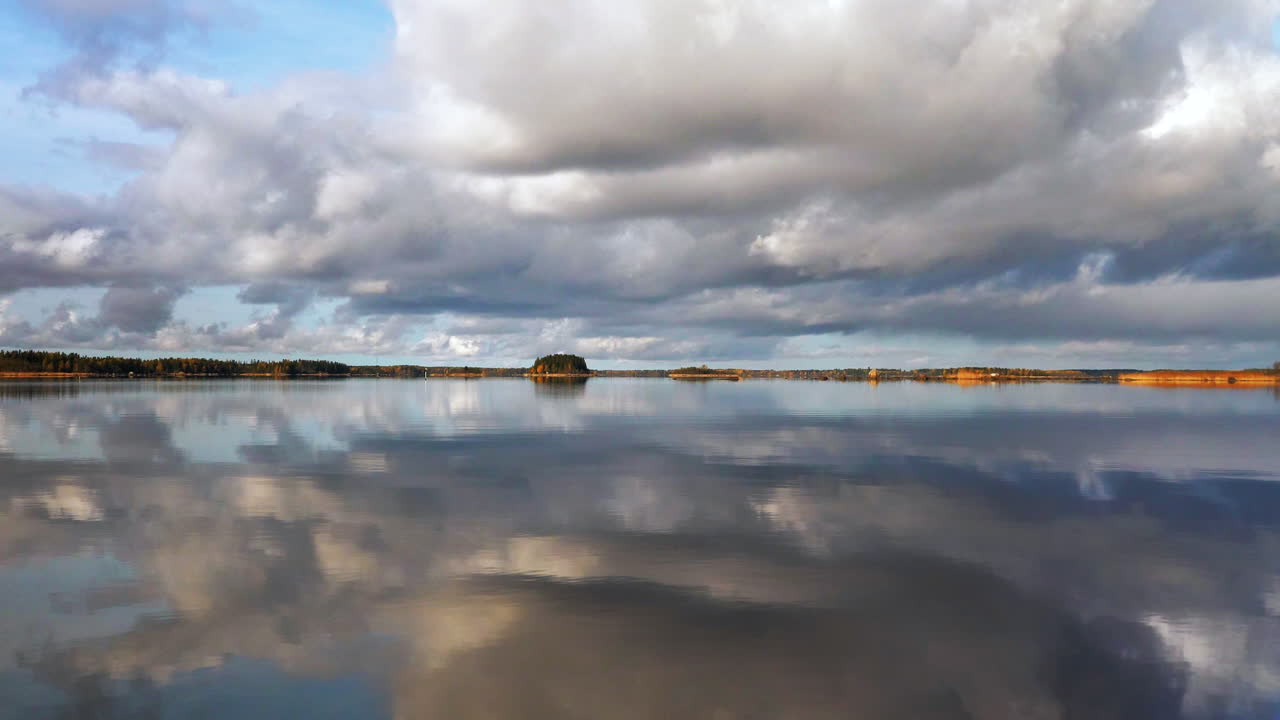 el agua de mar refleja islas distantes en otoño en escandinavia, cacerola lenta
