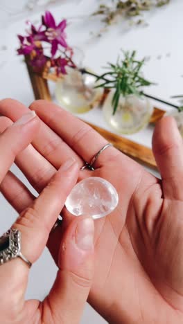 esfera de cristal de cuarzo claro y piedra derrumbada