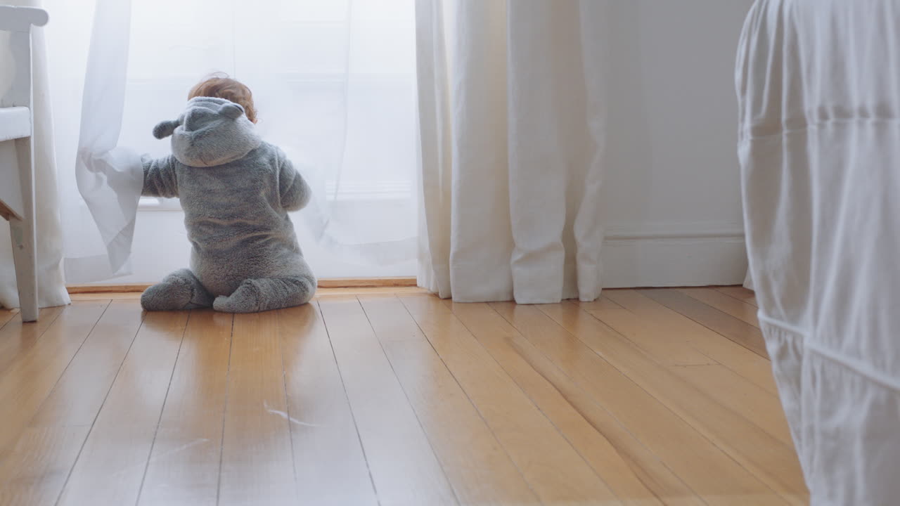 счастливый ребенок играет дома, малыш веселится, учится, выглядит любопытно, исследует детство, носит смешную пижаму.