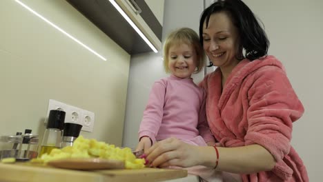 una niña linda cocinando con su madre. una niña con su madre juntos
