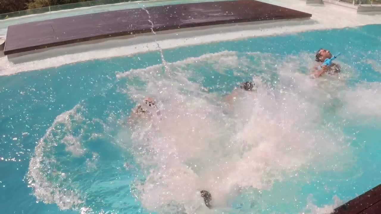 행복한 친구들이 물총 전투를 벌이고 있습니다.