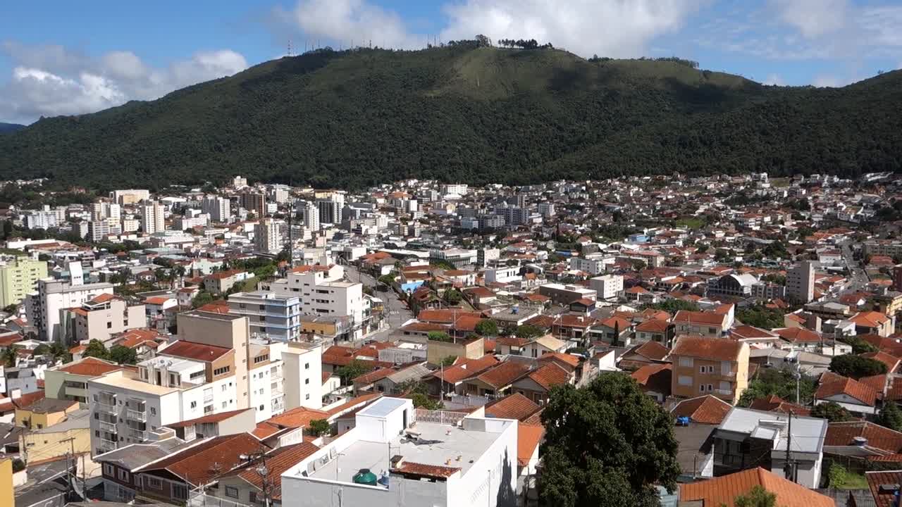 Panoramica della città di Poços de Caldas circondata da montagne nello stato di Minas Gerais, Brasile.