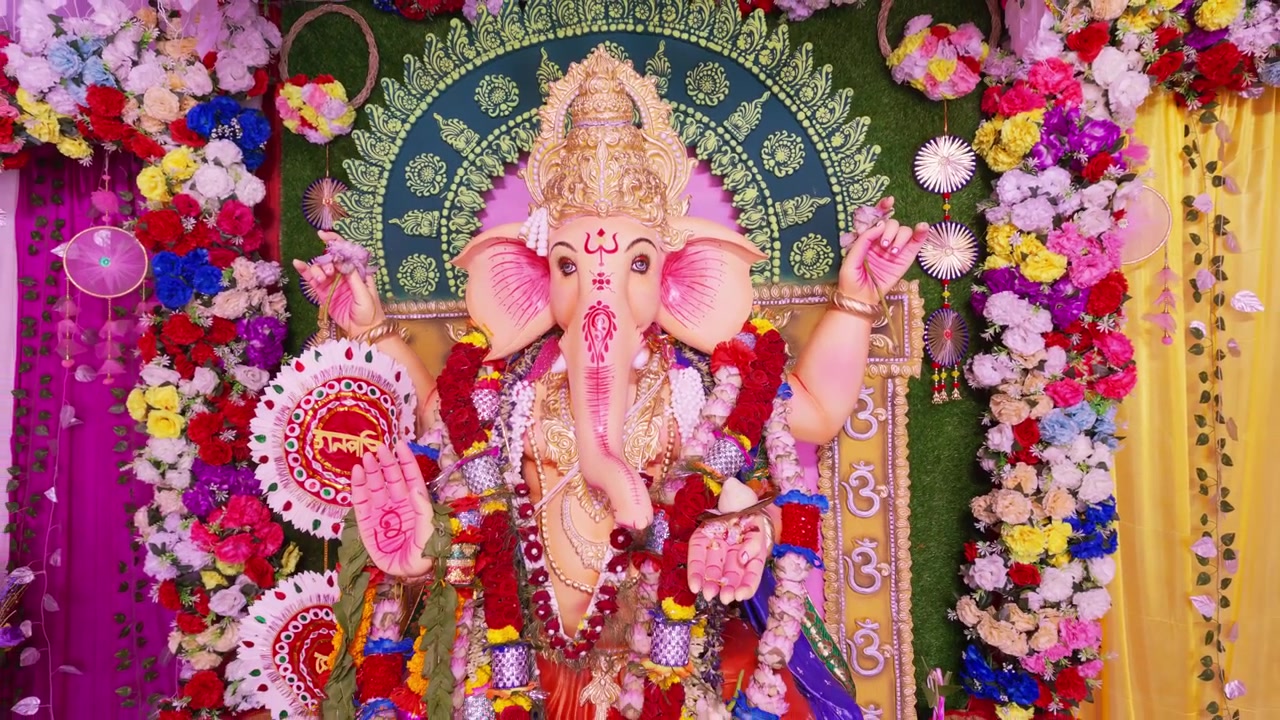 Lord Ganesha è la venerata divinità indù con la testa di elefante, nota come colui che rimuove gli ostacoli e dio della saggezza, dei nuovi inizi e della prosperità
