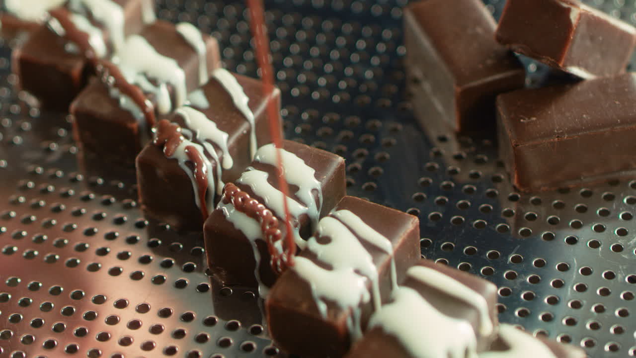 deliciosos dulces cubriendo con chocolate y glaseado verter caramelo.